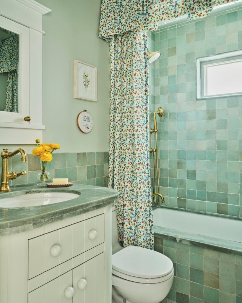 Charming Cottage-Style Bathroom
