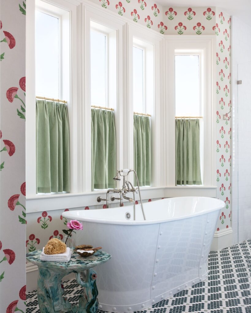 Charming Elegance A Vintage-Inspired Bath Retreat
