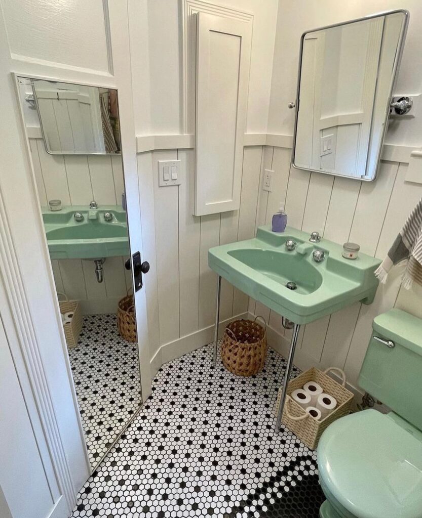 Charming Small Vintage Bathroom Design
