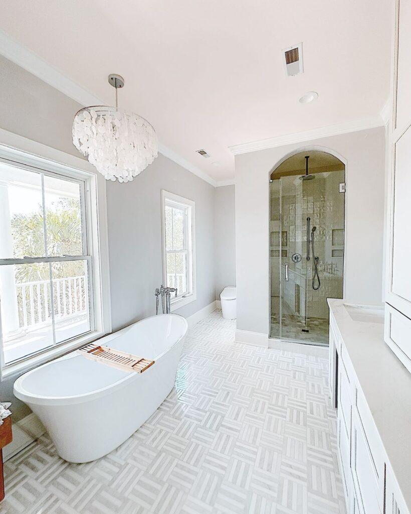 Elegant Coastal Retreat A Bright and Airy Bathroom Oasis
