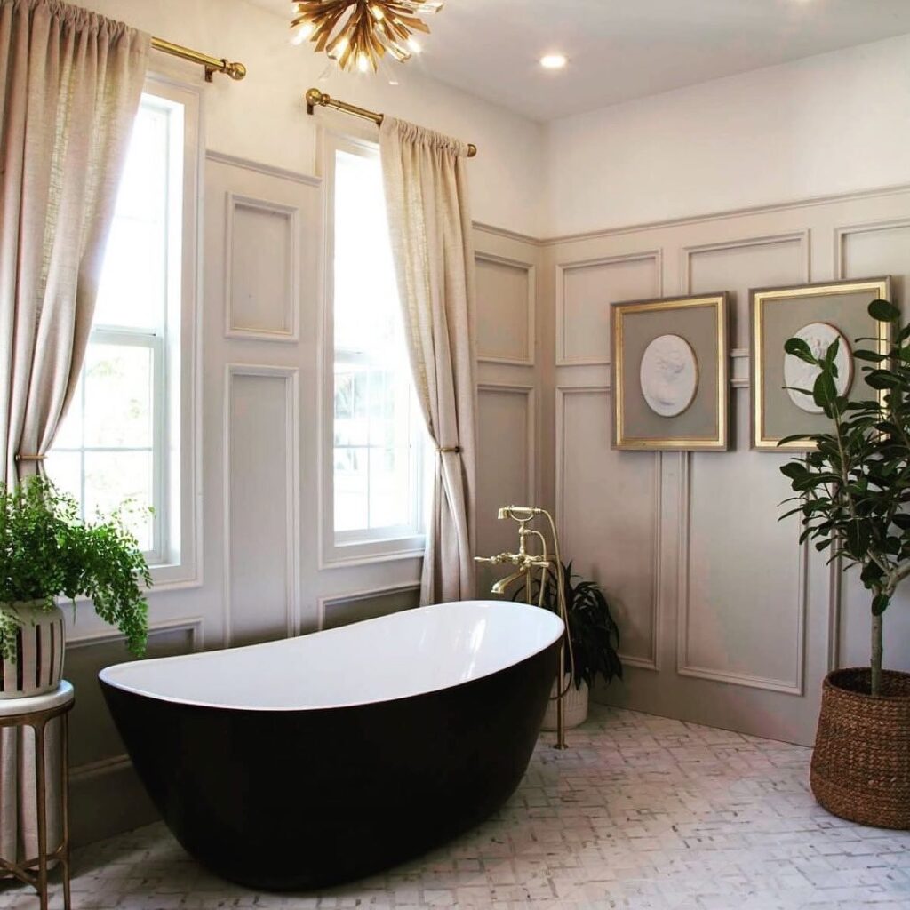 Luxurious Classic Bathroom with Modern Elegance

