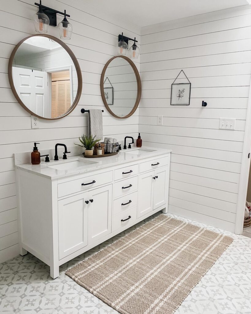 Modern Farmhouse Charm A Bright and Inviting Bathroom
