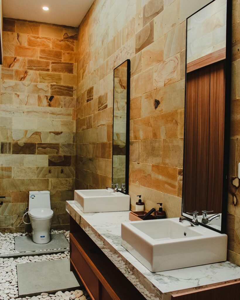 Natural Harmony in a Rustic Retreat
