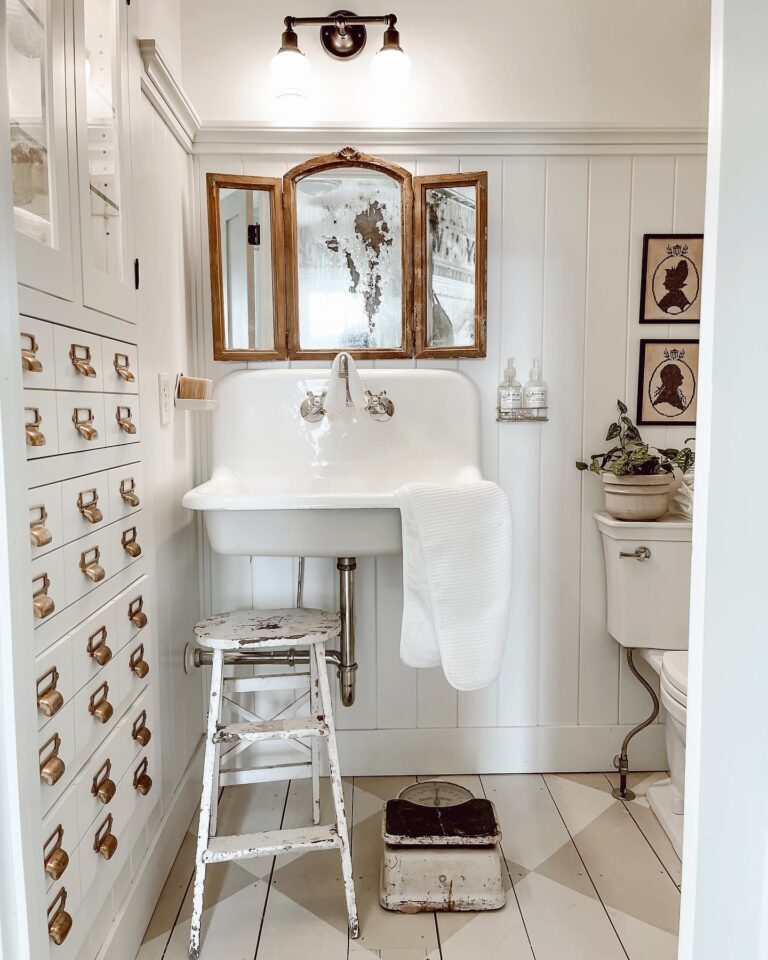 12+ Small Vintage Bathroom Ideas