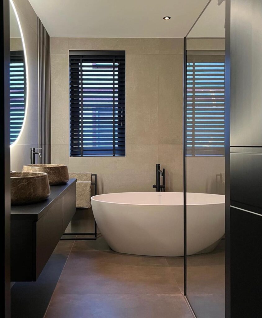 Sophisticated Modern Bathroom with Dark Accents

