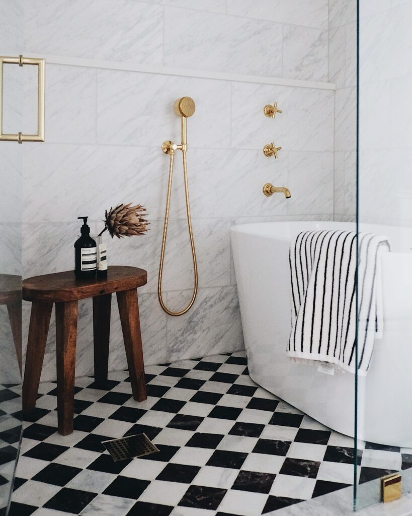 Timeless Elegance A Luxurious Black & White Bathroom
