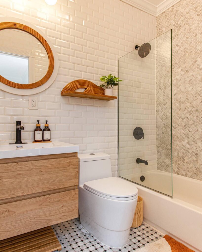 Warm and Modern Small Bathroom Design

