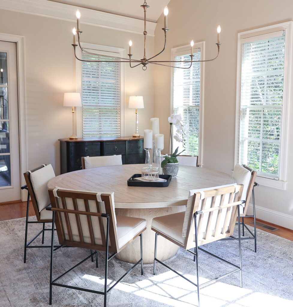 Bright and Modern Dining Room with Natural Elements

