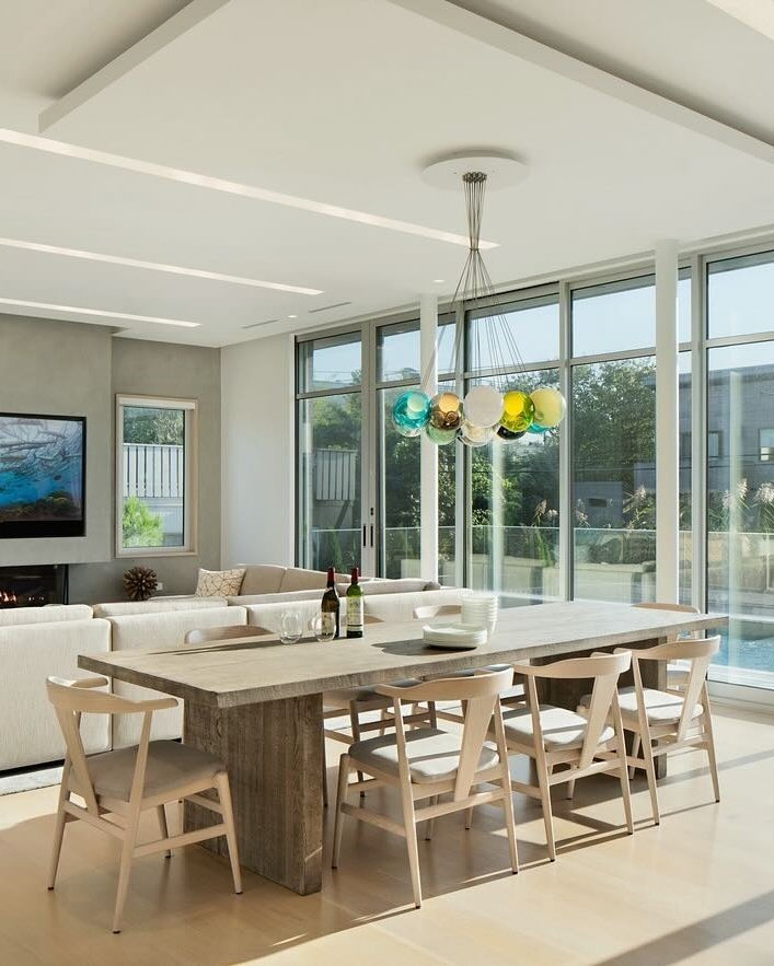 Bright and Modern Dining in an Open-Concept Space
2