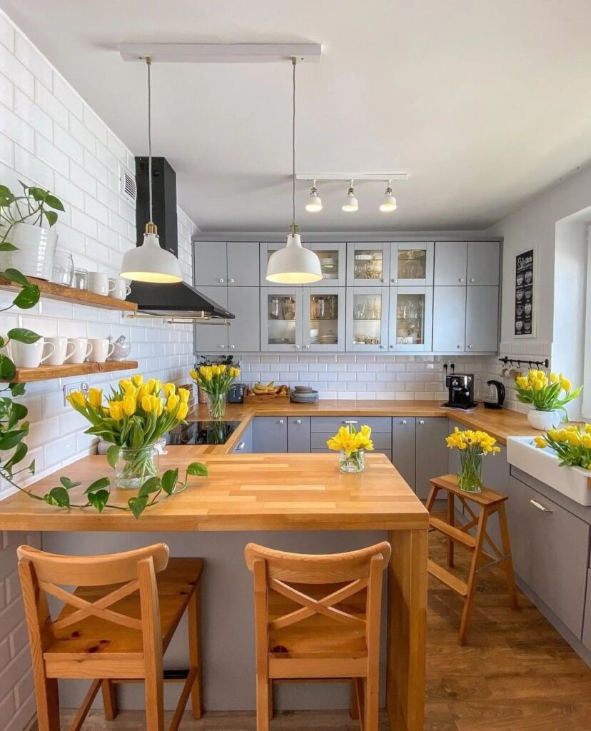 Cheerful and Bright Kitchen Nook

