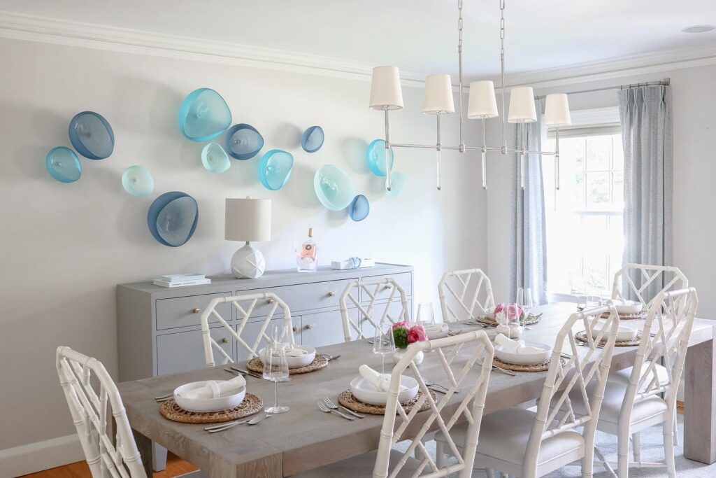 Coastal Chic Dining with Artistic Wall Display
