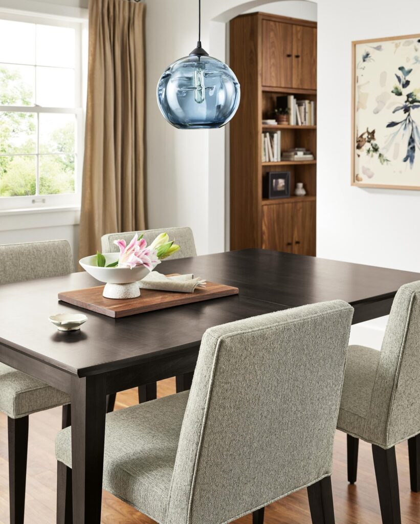 Cozy Dining Space with Natural Accents
