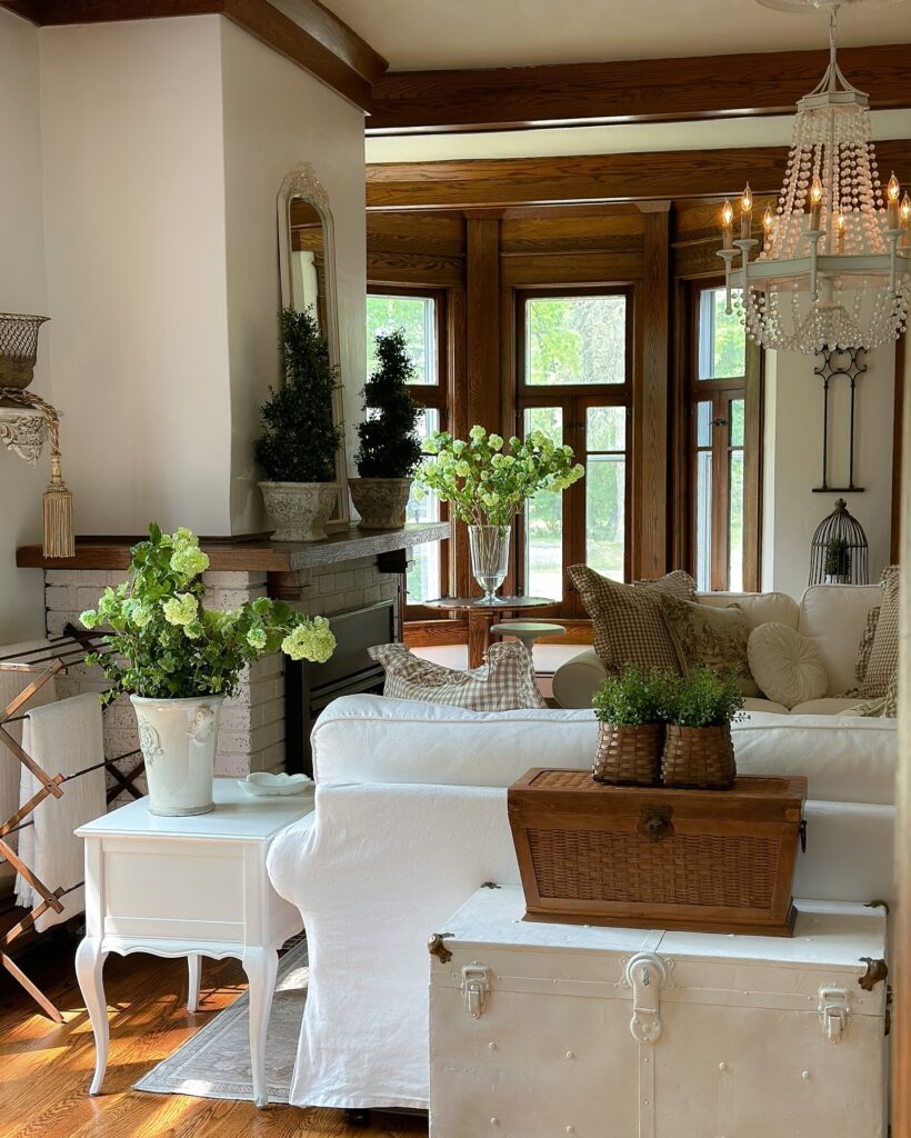 Cozy and Elegant Cottage-Style Living Room

