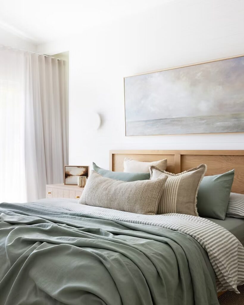 Earthy Tones in a Relaxing Bedroom

