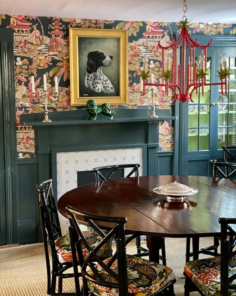 Eclectic and Vibrant Dining Room with Chinoiserie Wallpaper

