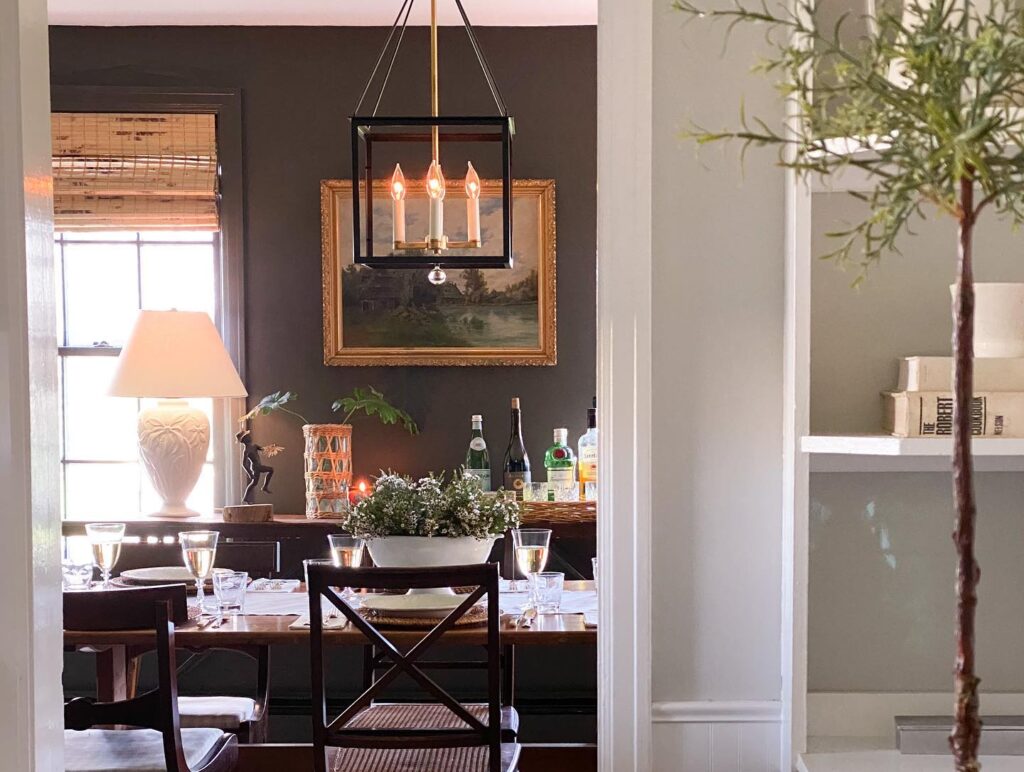 Intimate Dining Room with Elegant Lighting

