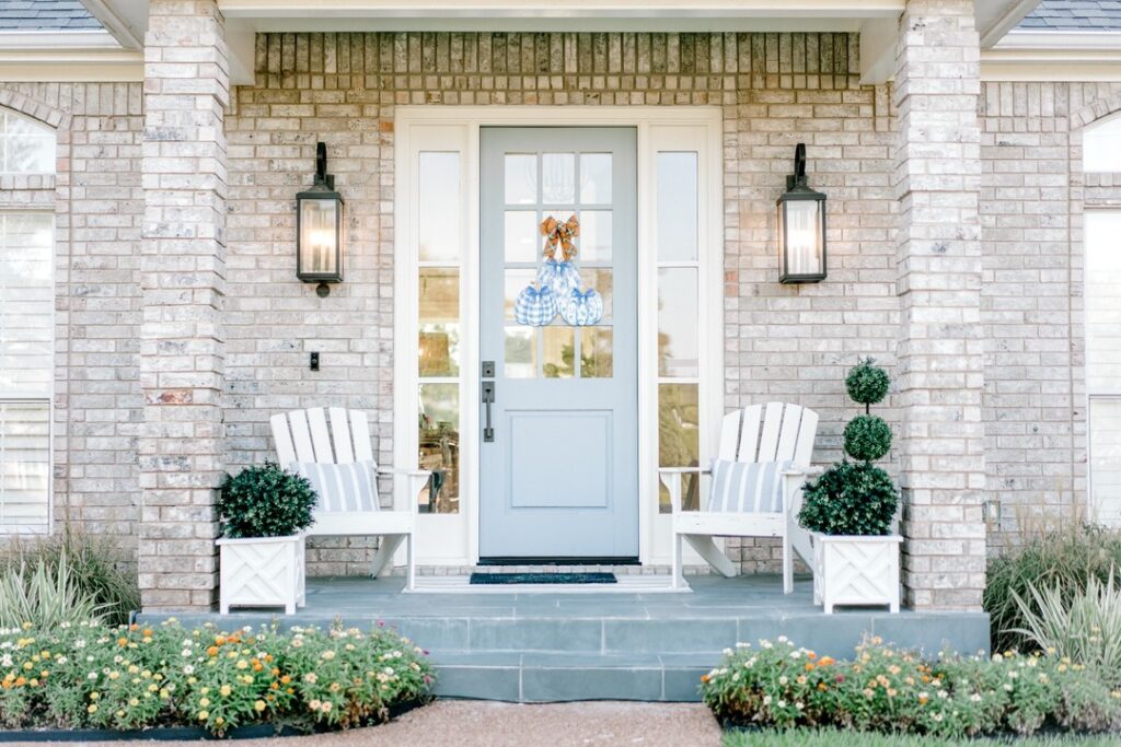 Serene and Stylish Entryway


