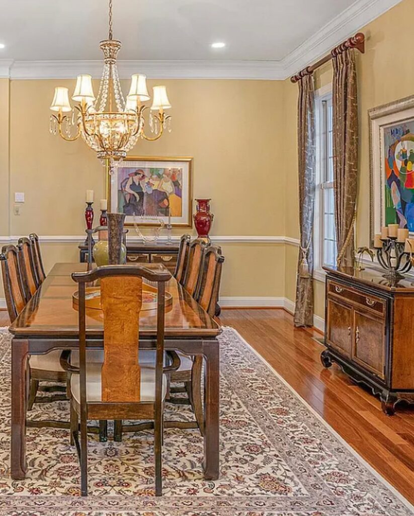 Traditional and Formal Dining Room with Classic Elegance

