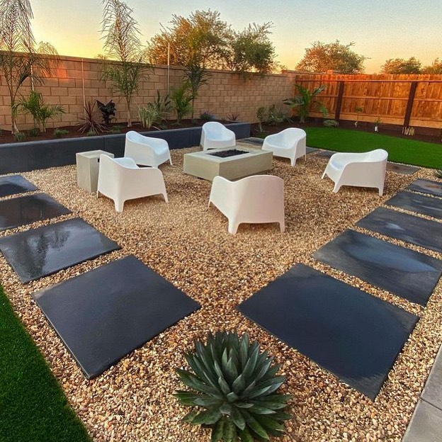 Elegant Fire Pit Lounge
