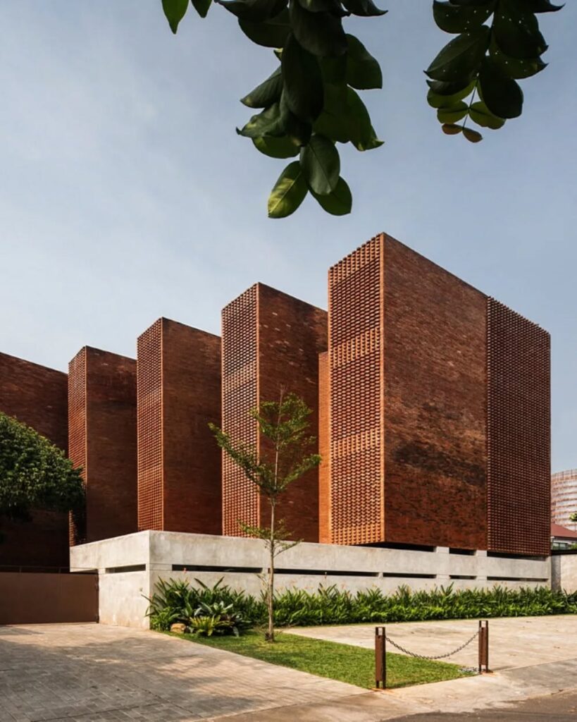 Modern Brick Residence with Geometric Design
