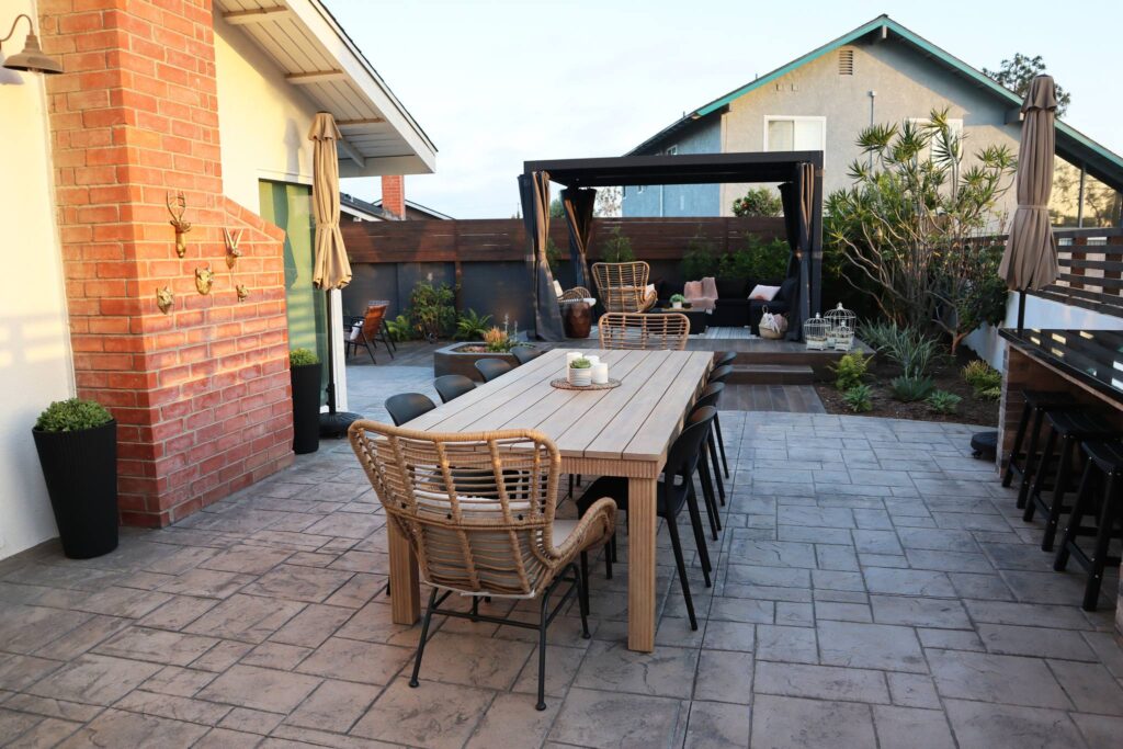 Modern Outdoor Dining Pergola and Lounge Retreat
